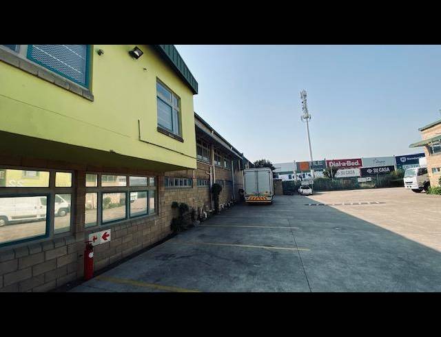 1,249M² WAREHOUSE TO LET IN SPRINGFIELD